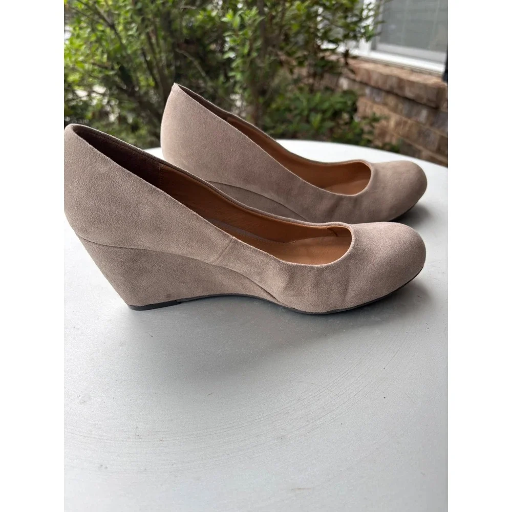 CL by Laundry Womens‎ Taupe Faux Suede Wedge Pumps Almond Toe Size 6M Business